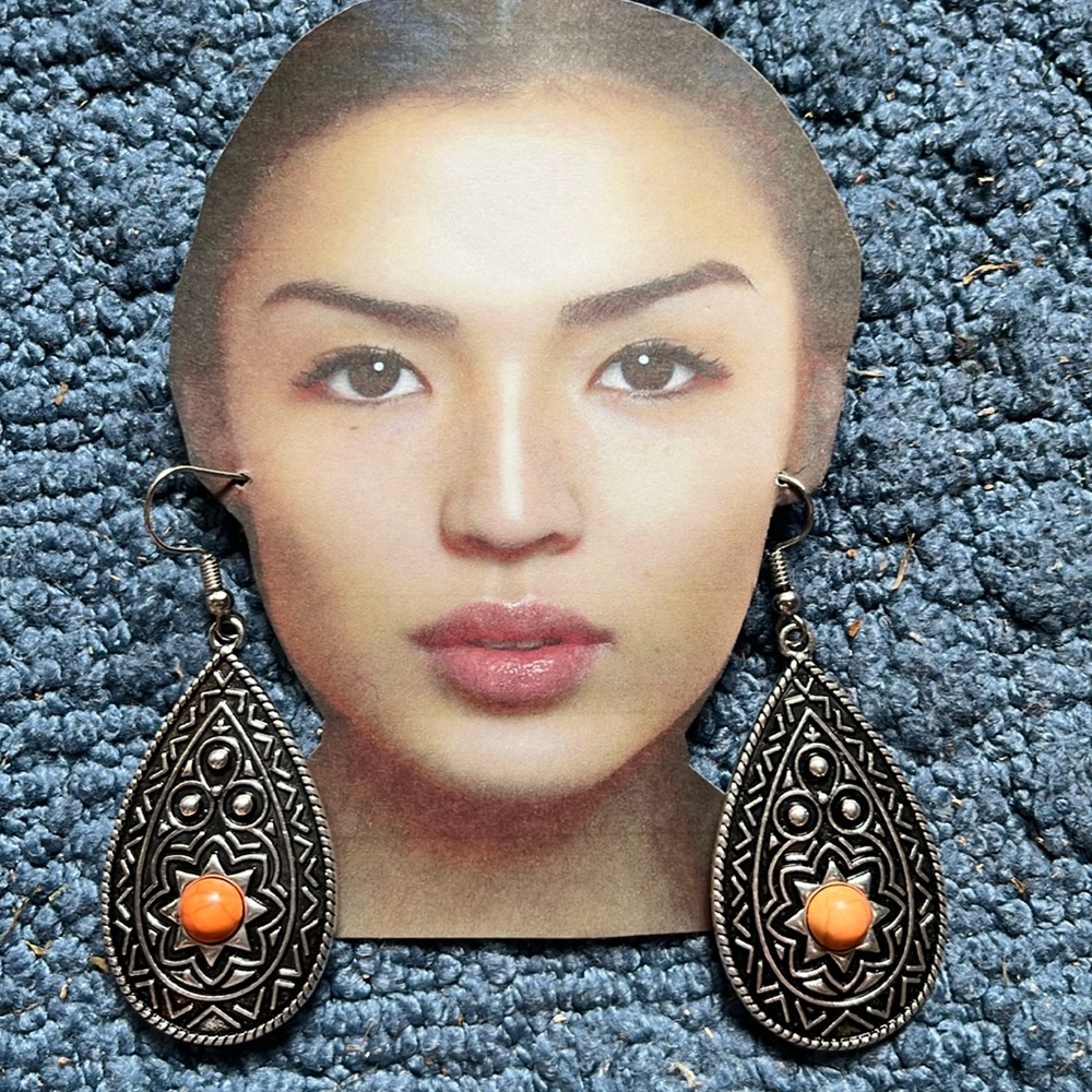 💜 3/$25 Silver color earrings with orange bead